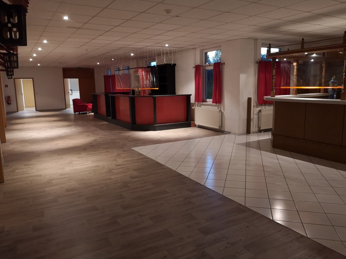 "Schlauch" rechts vom großen Saal mit Bar und neuem Fußboden (2020 verlegt)
