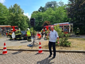 Übungen mit Groß und Klein der Feuerwehr Bad Muskau beim Sommerfest