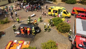 Übungen mit Groß und Klein der Feuerwehr Bad Muskau beim Sommerfest